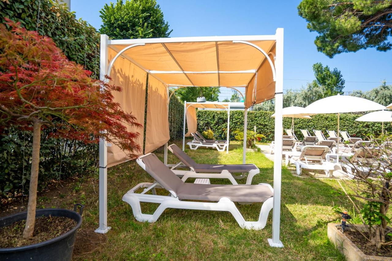 Lotus Hotel All Inclusive & Spiaggia Rimini Exteriör bild