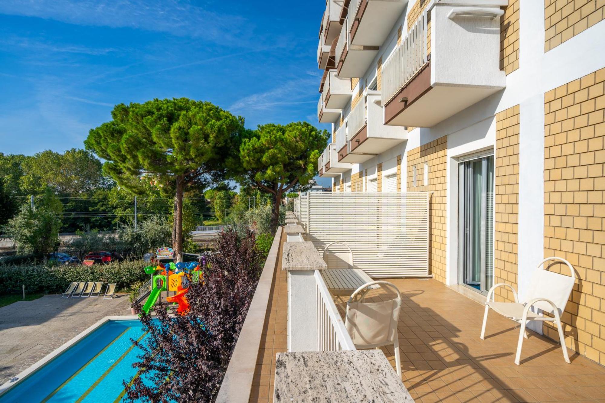 Lotus Hotel All Inclusive & Spiaggia Rimini Exteriör bild